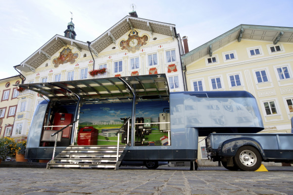 Foto: YADOS Energie-Express Präsentationsfläche auf 50ger Chevrolet COE