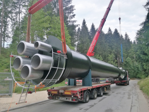 Anlieferung des Schornstein für die Energiezentrale am Center Parcs Allgäu