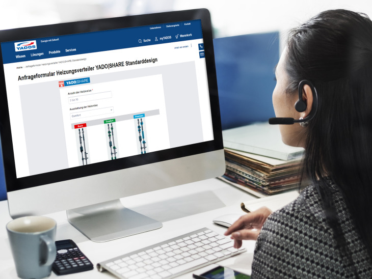 Foto: Planerin am PC mit Onlineformular YADO-SHARE Standarddesign