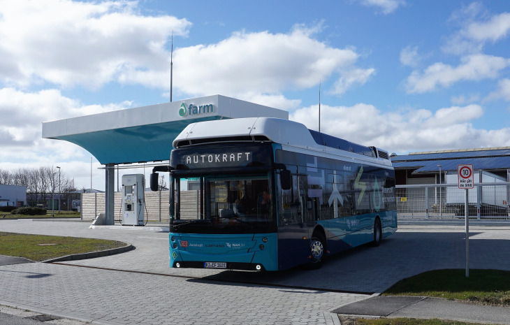 Wasserstoff-Tankstelle in Niebüll mit Brennstoffzellen-Bus | Quelle GP JOULE GmbH