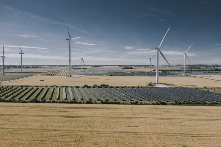 Solarparks und Windkrafträder in Bosbüll