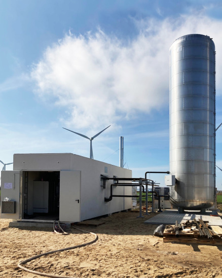 Die neue Energiezentrale in Bosbüll und der 14m hohe Wärmespeicher